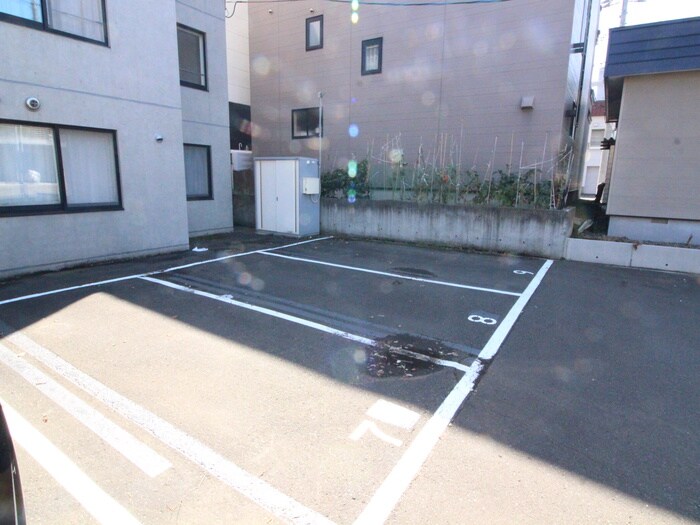 物件外観写真3　(駐車場)