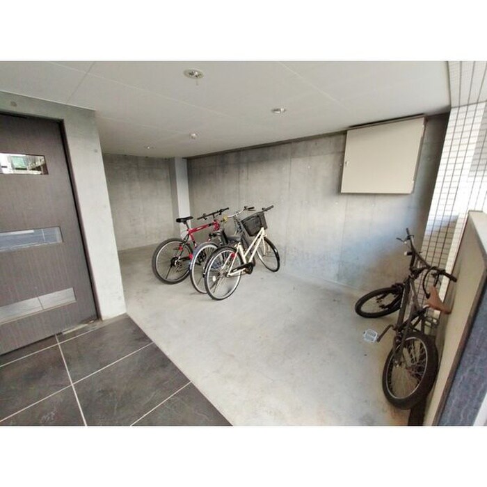 物件外観写真4　(駐輪場)