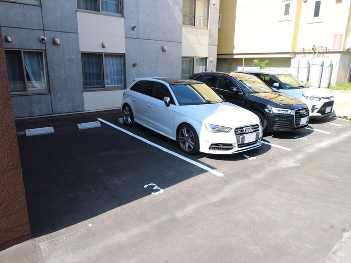 物件外観写真5　(駐車場)