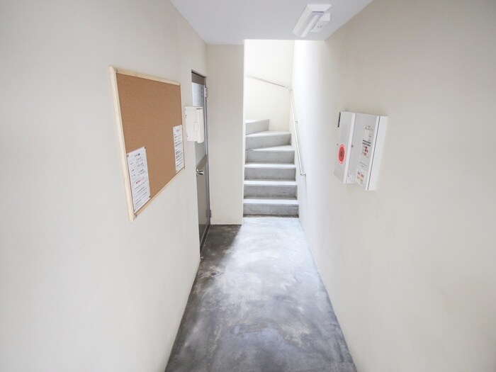 物件外観写真6　(エントランス部分)