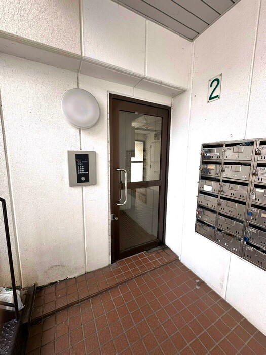 物件外観写真3　(エントランス部分)