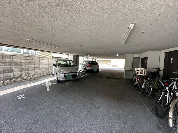 物件外観写真5　(駐車場)