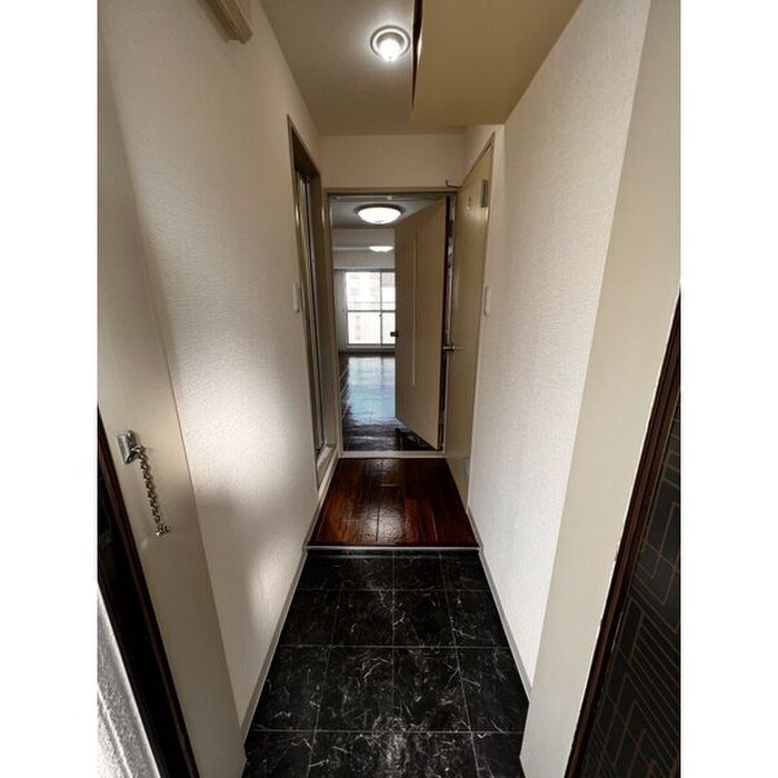 物件内観写真11　(玄関)