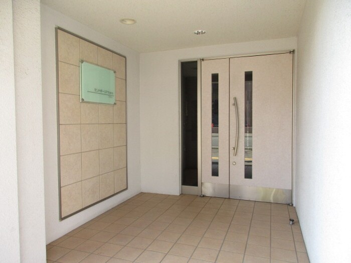 物件外観写真3　(エントランス部分)