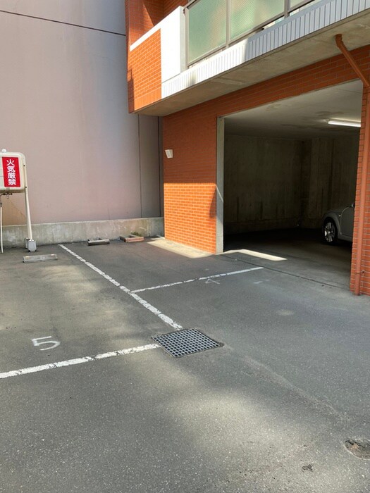 物件外観写真6　(駐車場)
