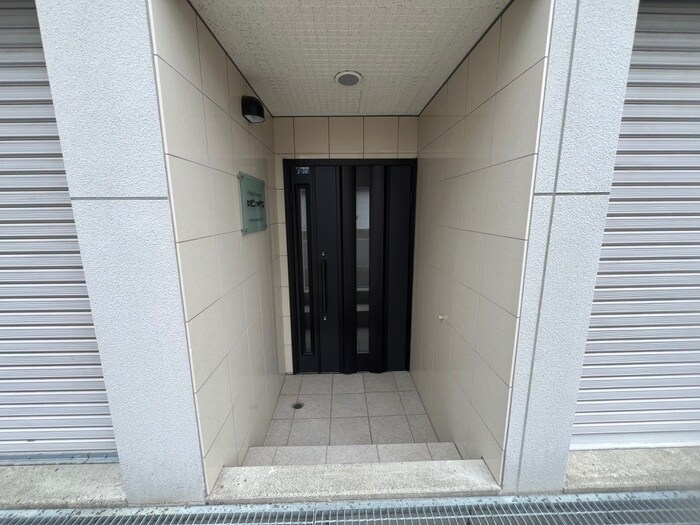 物件外観写真3　(エントランス部分)