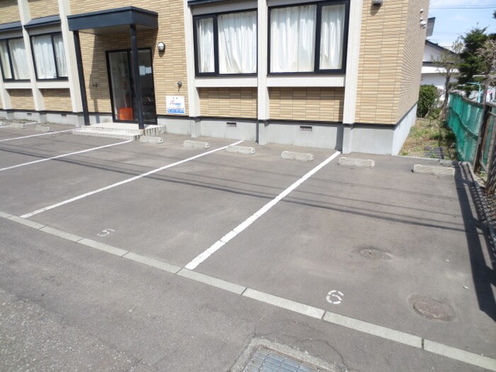 物件外観写真3　(駐車場)