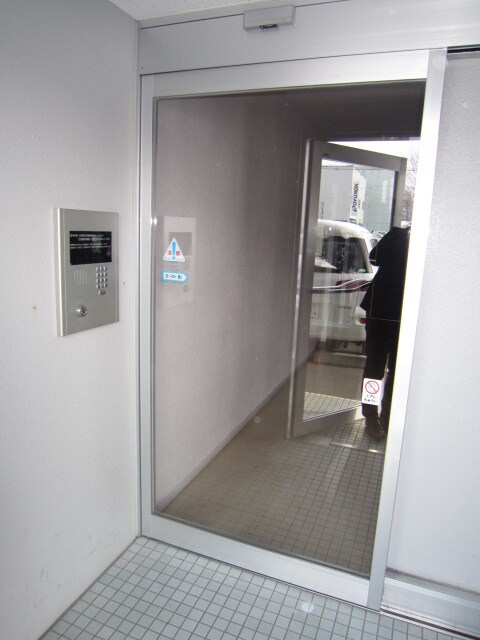 物件外観写真3　(エントランス部分)