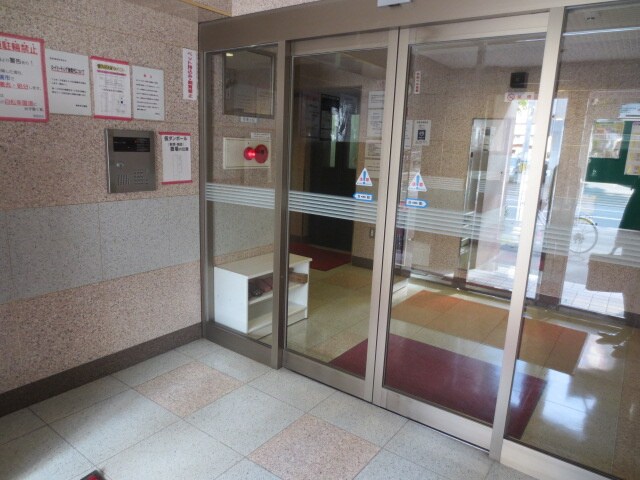 物件外観写真3　(エントランス部分)