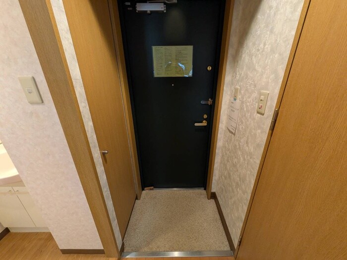 物件内観写真18　(玄関)