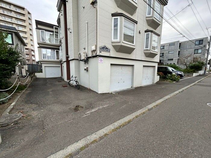 物件外観写真3　(駐車場)