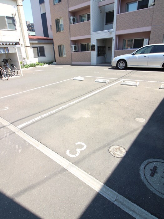 物件外観写真5　(駐車場)