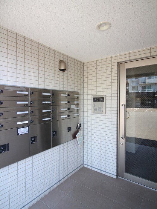 物件外観写真6　(エントランス部分)