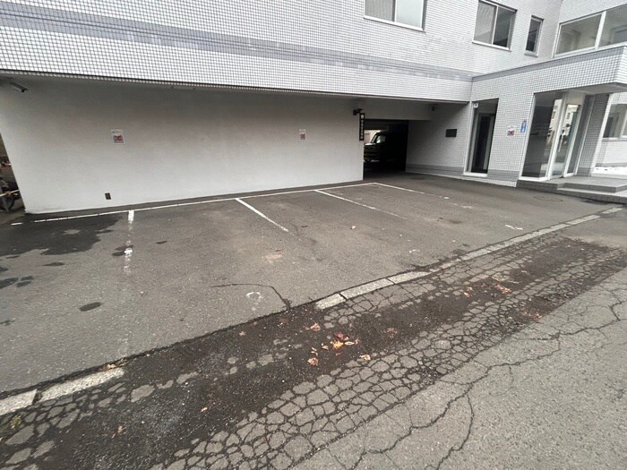 物件外観写真3　(駐車場)
