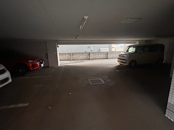 物件外観写真4　(駐車場)