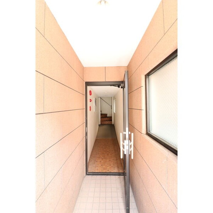 物件外観写真4　(エントランス部分)