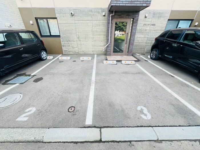 物件外観写真3　(駐車場)