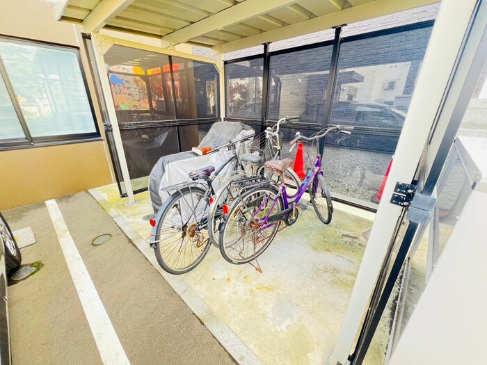 物件外観写真4　(駐輪場)