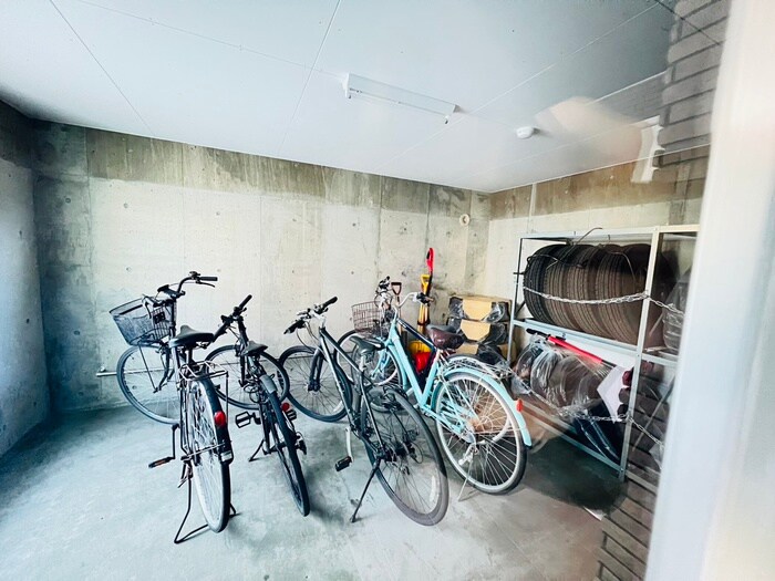 物件外観写真4　(駐輪場)