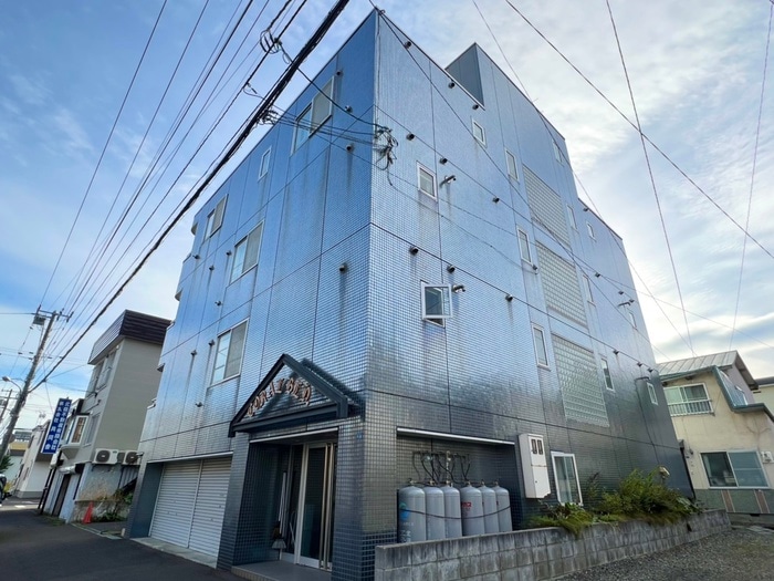 コ－ラルビルの物件外観写真