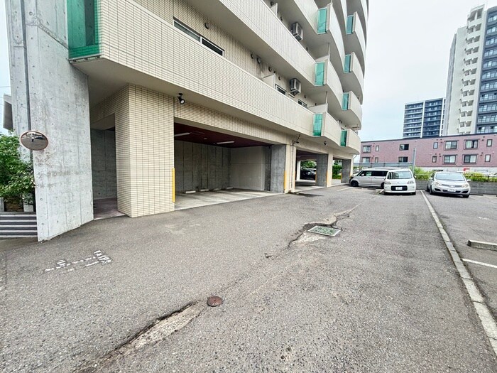 物件外観写真3　(駐車場)