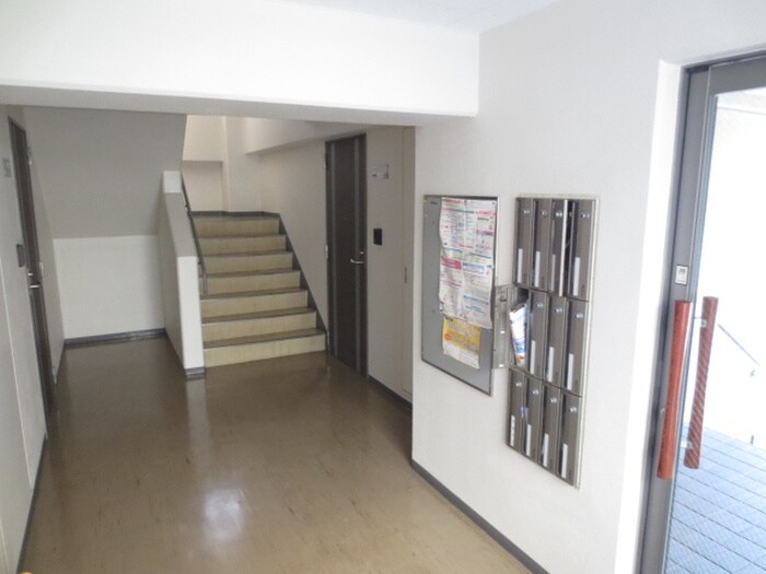 物件外観写真6　(エントランス部分)