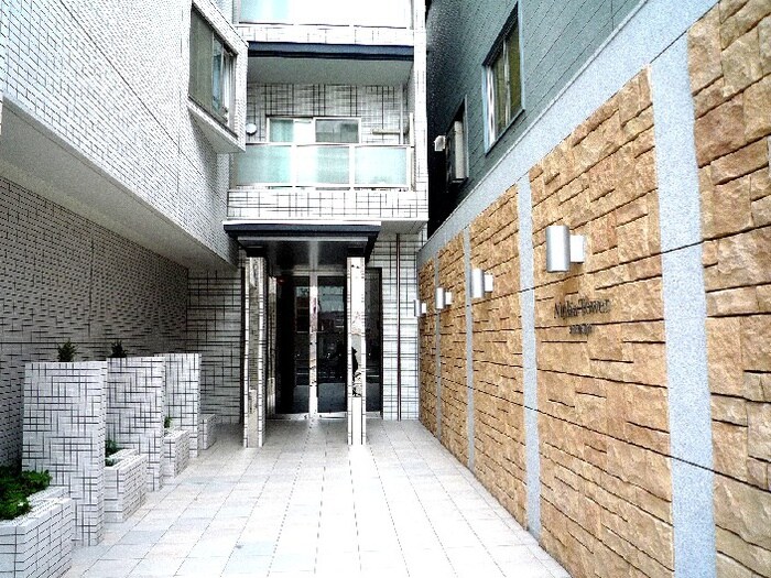 物件外観写真2　(エントランス部分)