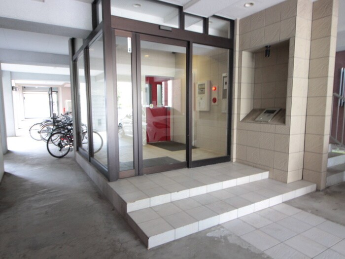 物件外観写真6　(エントランス部分)