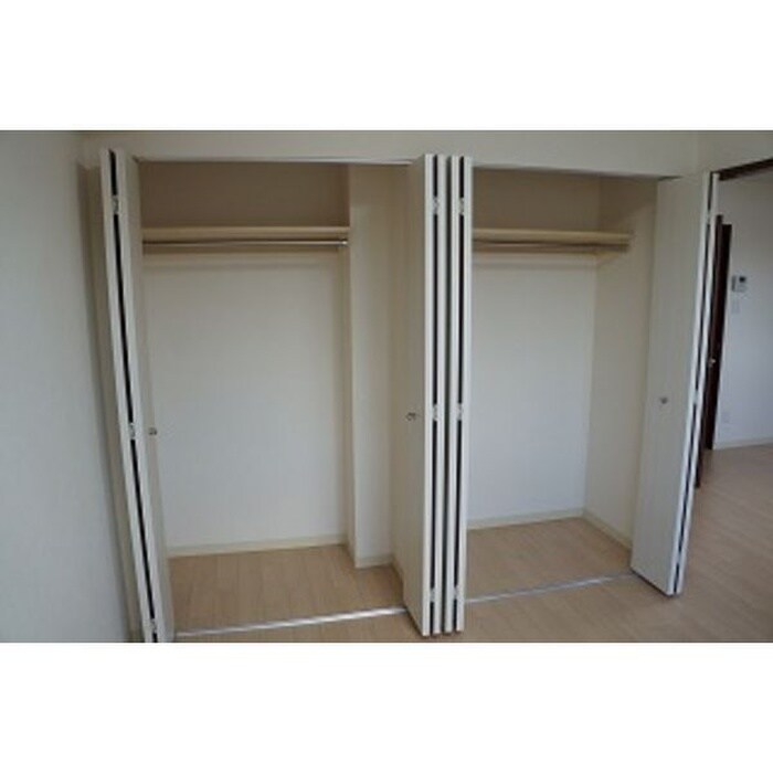 物件内観写真3　(収納)