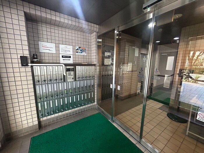 物件外観写真2　(エントランス部分)