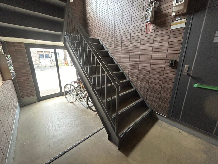 物件外観写真4　(エントランス部分)