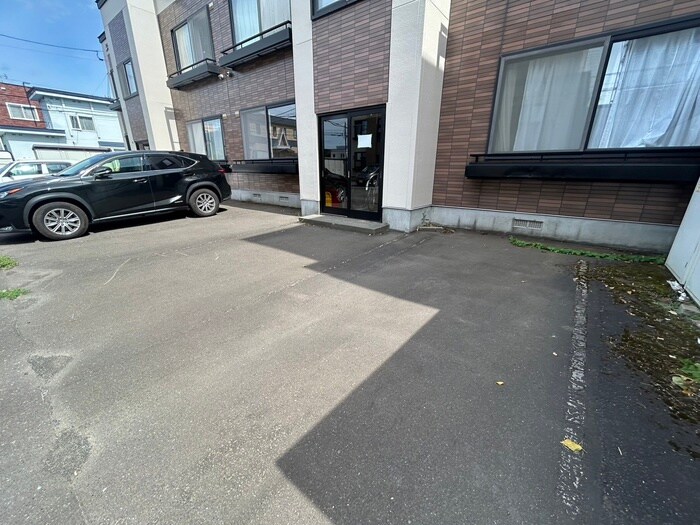 物件外観写真5　(駐車場)