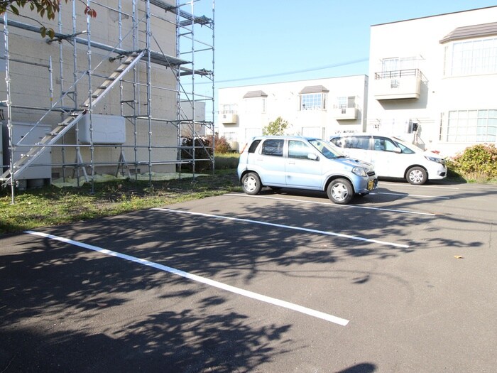 物件外観写真5　(駐車場)