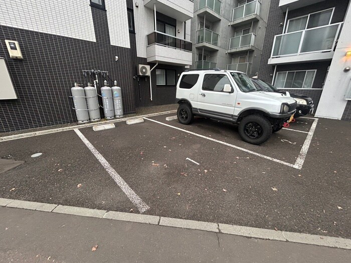 物件外観写真3　(駐車場)