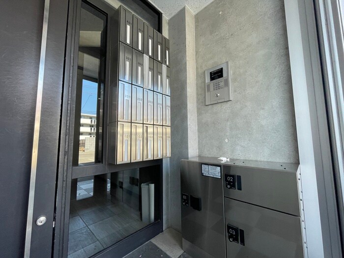 物件外観写真3　(エントランス部分)