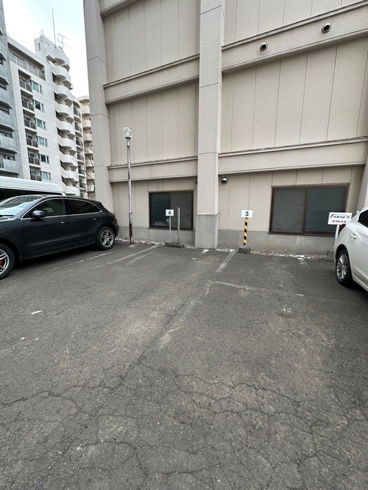 物件外観写真3　(駐車場)