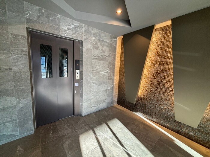 物件外観写真5　(エントランス部分)