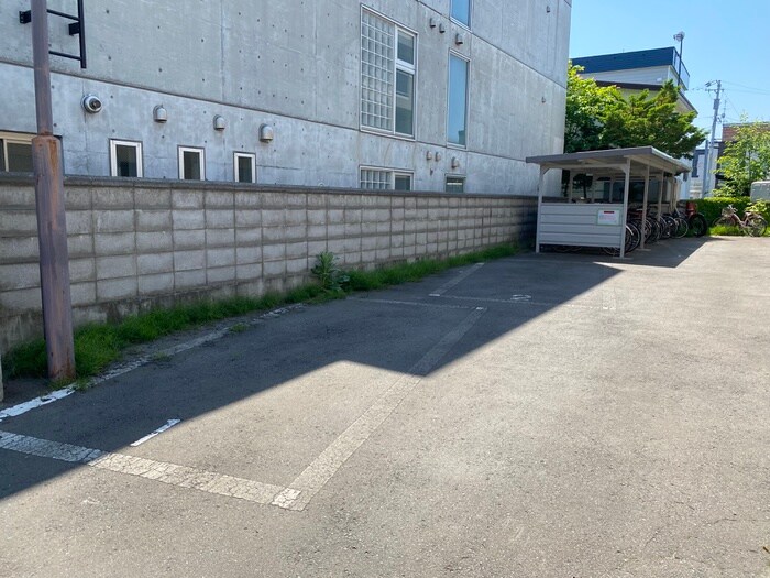 物件外観写真5　(駐車場)
