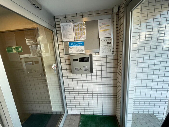 物件外観写真6　(エントランス部分)