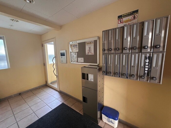 物件外観写真4　(エントランス部分)