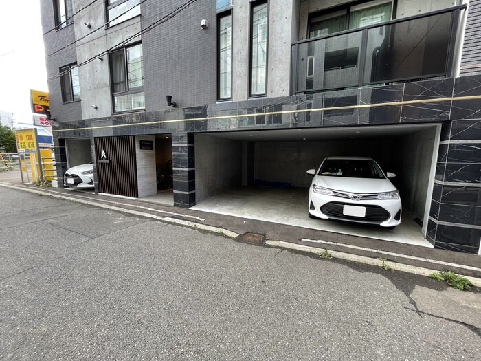 物件外観写真3　(駐車場)