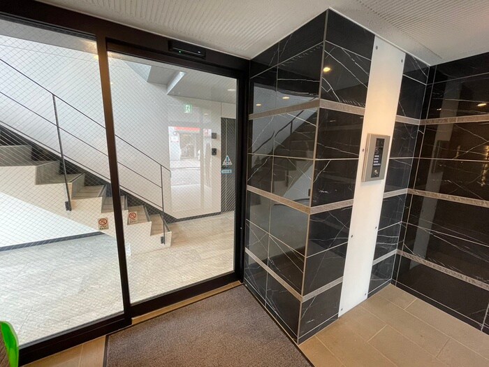 物件外観写真5　(エントランス部分)