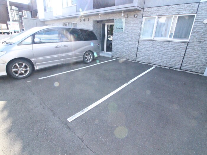物件外観写真4　(駐車場)
