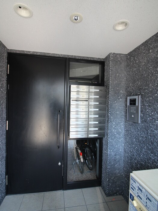 物件外観写真6　(エントランス部分)