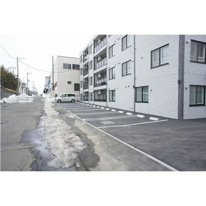 物件外観写真4　(駐車場)