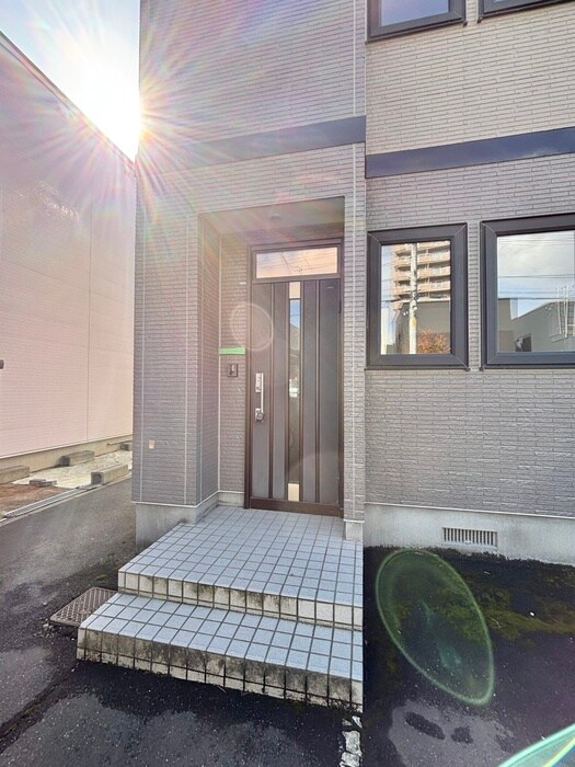 物件外観写真3　(エントランス部分)