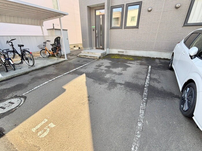 物件外観写真4　(駐車場)