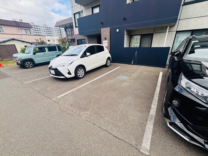 物件外観写真5　(駐車場)