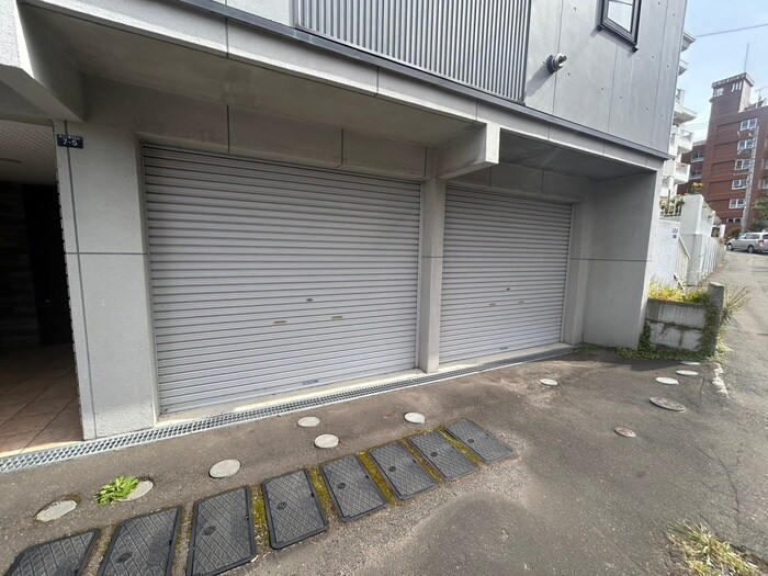 物件外観写真3　(駐車場)