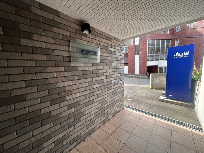 物件外観写真6　(エントランス部分)